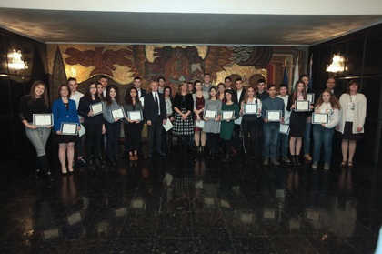 Ekaterina Zaharieva Presents NATO’s Youth Ambassadors with Awards