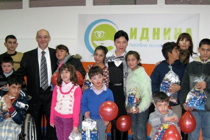 Дарение за децата от училище „Иднина” в Скопие