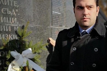 Deputy Minister Georgiev bows his head in respect for the memory of the victims of Communism