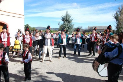 Българската общност в Хатива и Енгера почете празника на виното и плодородието