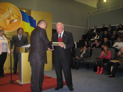 Посланик Красимир Минчев с награда от Организационния комитет на „Признание на годината - 2012”