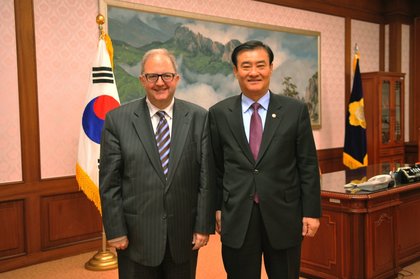 Среща на посланик Петър Андонов с г-н Канг Чанг-Хи, председател на Националното събрание на Република Корея