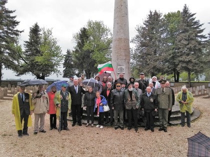 Български дипломати и военни организираха възпоменателна церемония послучай 75 години от Дравската епопея в град Харкан