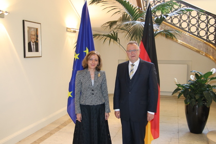 Посланик Елена Шекерлетова се срещна с парламентарния държавен секретар Михаел Щюбген