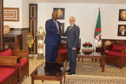 Посланик Румен Петров проведе среща с министъра на туризма и занаятите на Алжир Абделкадер Бенмесуд