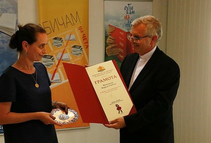 Посланик Йорданка Чобанова връчи грамота на монсеньор Мариан Гавенда   