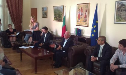 Среща между  български и албански  бизнесмени в посолството в Тирана.