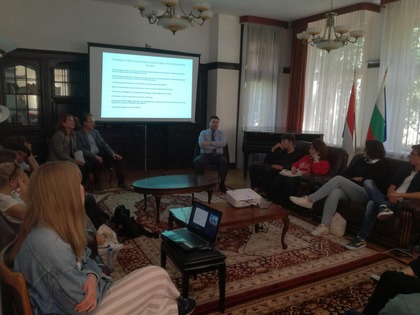 Посланик Румен Александров посрещна в посолството в Хага студенти от университета в Лайден