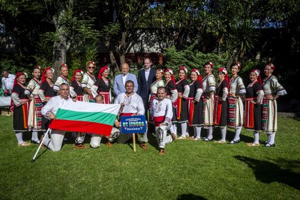 Българският фолклорен състав „От извора“ изнесе концерт в посолството ни в Мексико
