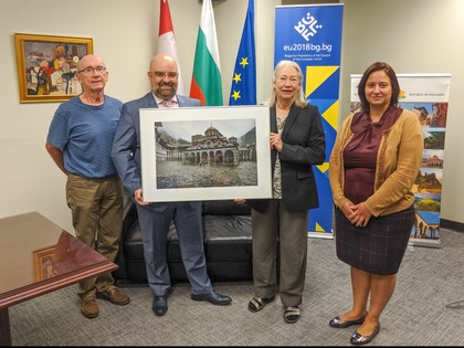 Галерия дари шест фотографии на Генералното ни консулство в Торонто
