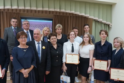  Посол Атанас Крыстин наградил победителей школьного конкурса, посвященного 140-ой годовщине установления дипломатических отношений между Болгарией и Россией