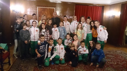 Децата от фолклорен ансамбъл „Златна Тракия” посетиха посолството в Белград