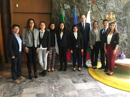 Студенти от мексиканския Автономнен университет посетиха българското посолство 