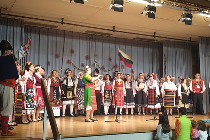 Фолклорен танцов ансамбъл „Лазарка“  изнесе тържествен концерт „Българската коледа“  в Мюнхен  