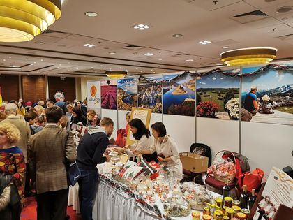 Български национален щанд на коледния благотворителен базар на дипломатическия корпус  –  Варшава,  8 декември 2019 г. 