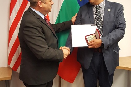 Генералният консул Иван Анчев награди Луис Нарваес за принос към включването на българския език в програмата "Печат за двуезичност"