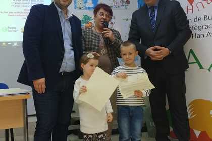Изложба за детски рисунки „Oт Игнажден до коледа“ e представена в генералното консулство