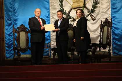 Посланик Валентин Модев връчи акредитивните си писма на президента на Гватемала