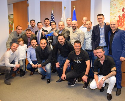 Среща на генералния консул Иван Анчев с футболните отбори на „Балкан“ (Чикаго) и „Левски“ (Чикаго)