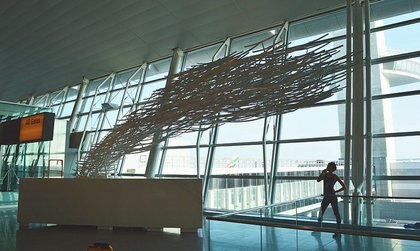 Творба на родения в България скулптор Димитър Луканов украсява Терминал 4 на летище JKF в Ню Йорк