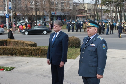 Официална церемония по поднасяне на венци на паметника в Плоещ за Националния празник на България