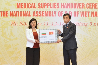 Посланик Маринела Петкова прие дарение за България на 20,000 предпазни маски от Националното събрание на Виетнам