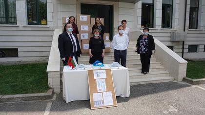 Bullgaria i dhuroi personelit mjekësor shqiptar që është në vijën e pare në luftën kundër COVID-19 kostume mbrojtëse për përdorim të shumëhershëm 