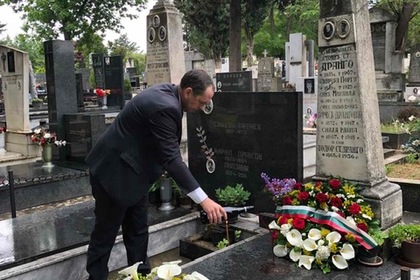 Посолството организира поклонение пред гроба на полковник Дрангов