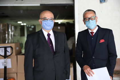 Посланик Христо Гуджев предаде на министъра на здравеопазването на Косово защитни костюми, осигурени от България