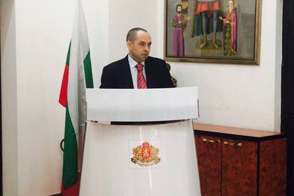 Екипът на посолството ни в Скопие отдаде почит пред барелефа на Христо Ботев