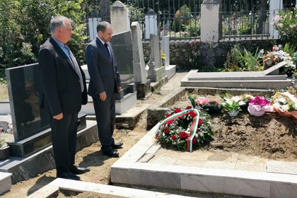 Посланик Ангел Ангелов положи венец на гроба на Спаска Митрова