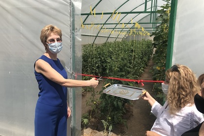 Посланик Павлова участва в откриването на оранжерия, изградена с подкрепата на България