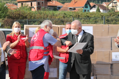 Посланик Влайков връчи хуманитарна помощ за гражданите на общините Цариброд, Бабушница и Босилеград