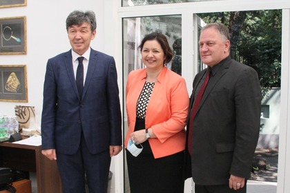 Deputy Minister Lyutskanov Opens Exhibition on Kazakhstan