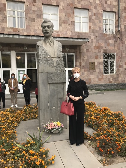 Посланик Павлова посети основно училище "Пейо Яворов" в Ереван по случай Деня на народните будители  