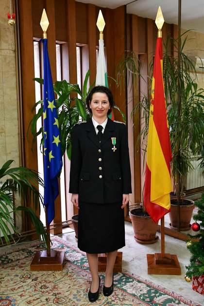 Condecoración para Rositsa Kolibarova, agregada del  Ministerio del Interior de Bulgaria en España