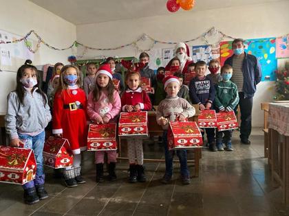 Българските деца от област Корча получиха подаръци за празниците 