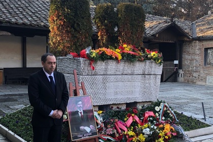 Посолството ни в Република Северна Македония поднесе венец на гроба на Гоце Делчев по случай 149-ата годишнина от рождението му