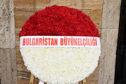 Поднасяне на венец в мавзолея на Ататюрк