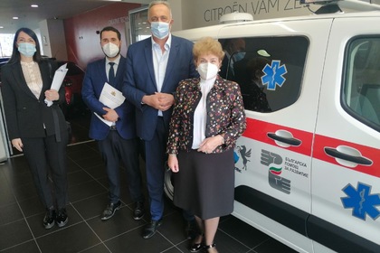 Посланик Плугчиева предаде на община Жабляк оборудвана линейка, закупена по линия на българската ОПР
