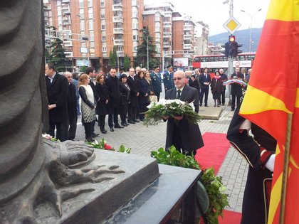 Полагане на венец пред паметника на Св. Климент Охридски