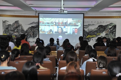 河北外国语大学的学生了解起来了保加利亚的文化和传统艺术