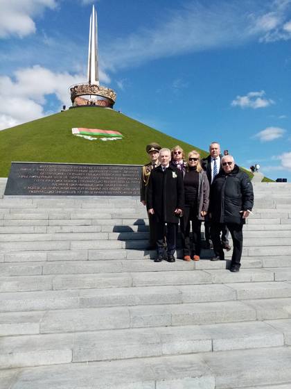 Екипът на посолството в Минск положи цветя на Монумента на загиналите във Втората световна война „Курган славы“