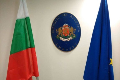 Консулската служба на посолството временно преустановява редовния прием на граждани