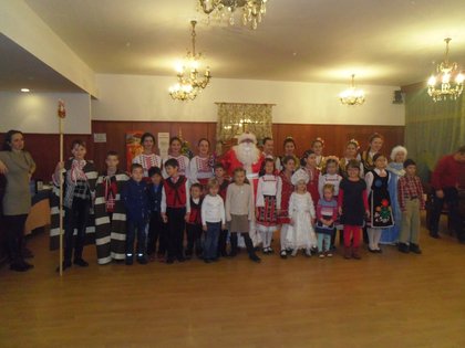 Дядо Коледа дойде в училището към българското посолство