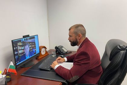 Генералният консул Светослав Станков разговаря с конгресмен Брад Шнайдер