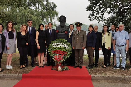 Поднасяне на венец на паметника на Христо Ботев в Пекин по повод 2 юни