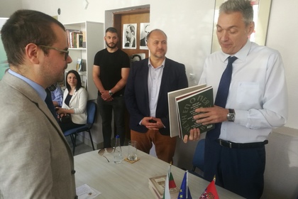 Посланик Петко Дойков посети Българо-сръбския център в град Враня