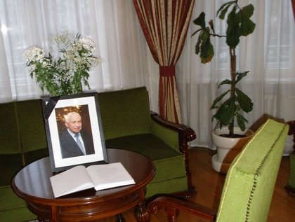Съболезнователна книга по повод кончината на д-р Желю Желев
