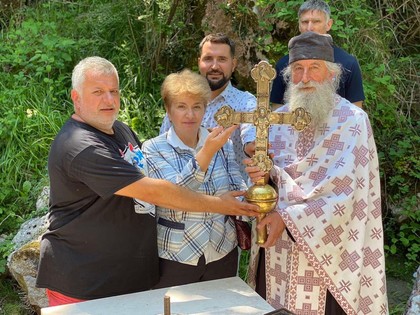 Посланик Плугчиева участва в шествие по повод християнския празник Петдесетница